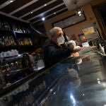 Ricardo, propietario del bar Bergantiños en Chamberí, recoge para cerrar cumpliendo con el nuevo horario establecido