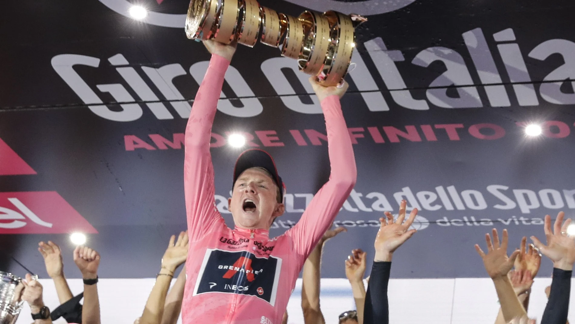 Tao, con el trofeo de ganador del Giro