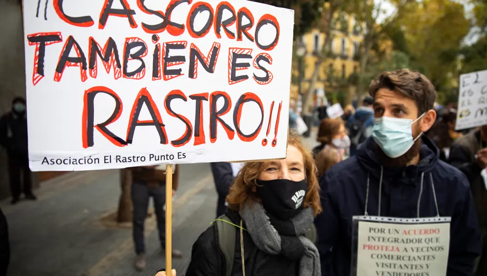 25/10/2020. © Jesús G. Feria.Manifestación por la reapertura del Rastro de Madrid. Imágenes de las calles y tiendas que lo componen.