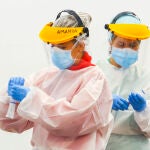 Dos enfermeras realizan pruebas PCR en Ponferrada