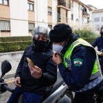 La Policía Local de Granada realiza controles de tráfico en los accesos de la ciudad debido al cierre perimetral establecido a causa del incremento de personas infectadas por coronavirus en la capital y su área metropolitana. Granada a 26 de octubre 2020.Además se declara el cierre perimetral de las provincias de Jaén y Sevilla, que se unen a Granada. Las tres se encuentran en el nivel cuatro de alerta sanitaria, limitándose la movilidad entre todos sus municipios26 OCTUBRE 2020Álex Cámara / Europa Press26/10/2020