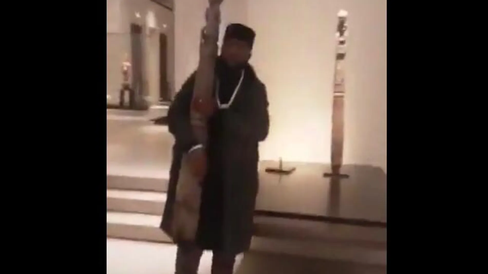 El activista panafricanista que intentó llevarse una estatua del Louvre
