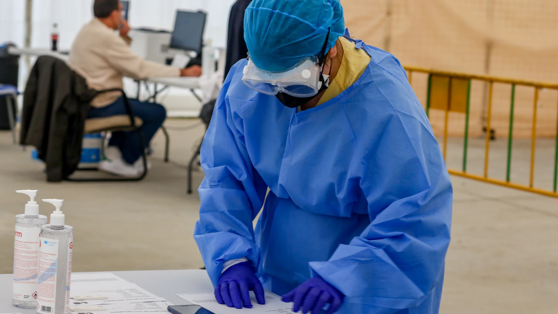 Sanitarias trabajan en el dispositivo para la realización de test de antígenos en la zona básica de Sierra de Guadarrama, en Collado Villalba (Madrid)