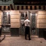 Un camarero cierra la puerta de un bar de la Plaza de Las Flores de Murcia