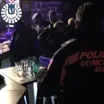 Detenidos los responsables de una fiesta ilegal en un local del centro de Madrid por encerrar a 36 personas hasta que acabara el toque de quedaPOLICÍA MUNICIPAL DE MADRID26/10/2020