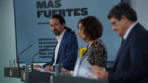 El ministro de Seguridad Social, José Luis Escrivá (d), ofrece una rueda de prensa junto a la ministra de Hacienda y portavoz del Gobierno, María Jesús Montero (c), y el vicepresidente segundo, Pablo Iglesias (i) tras la reunión del Consejo de Ministros