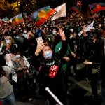 Los partidarios de la opción "Yo apruebo" reaccionan después de escuchar los resultados del referéndum sobre una nueva constitución chilena en Valparaíso