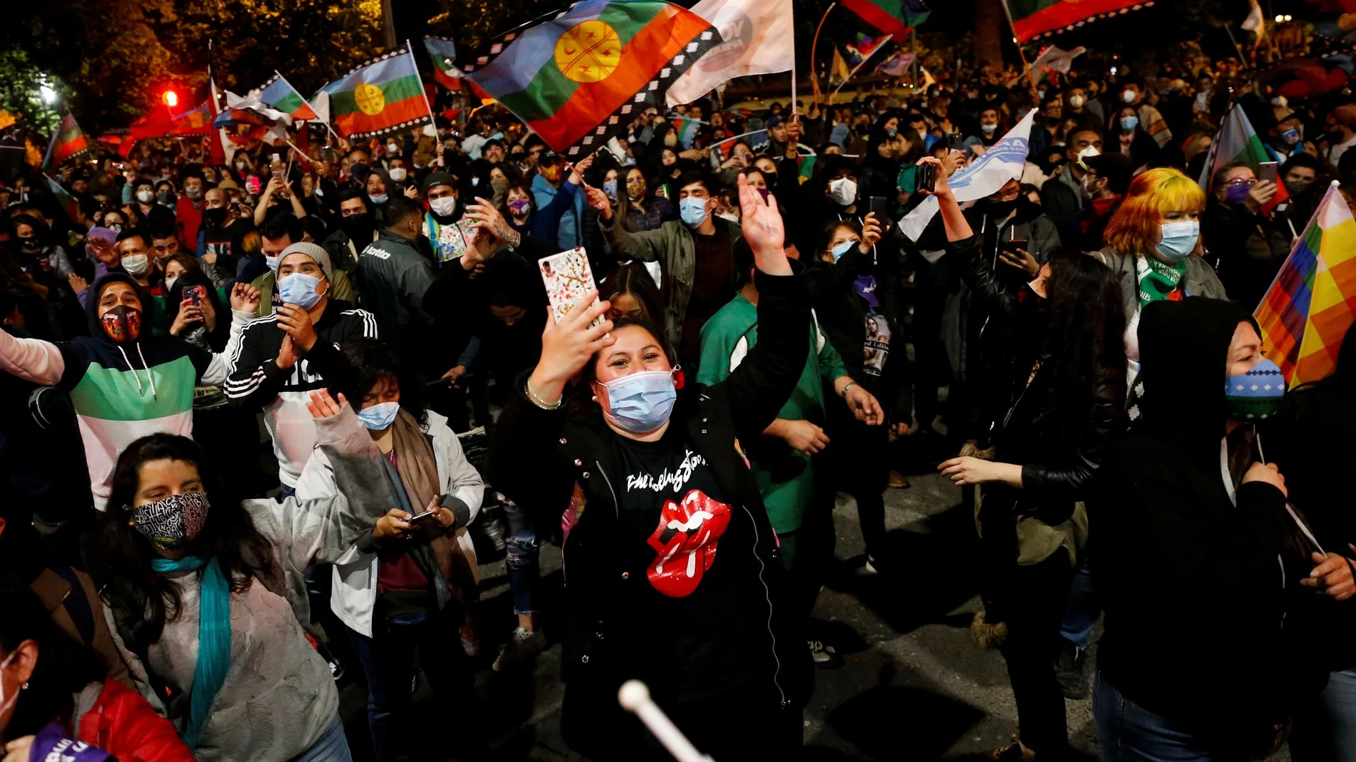 Los partidarios de la opción "Yo apruebo" reaccionan después de escuchar los resultados del referéndum sobre una nueva constitución chilena en Valparaíso
