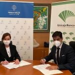 La presidenta de Empresa Familiar Castilla y León, Rocío Hervella, y el Director Territorial de UnicajaBanco en Valladolid, Manuel Rubio, firman el acuerdo
