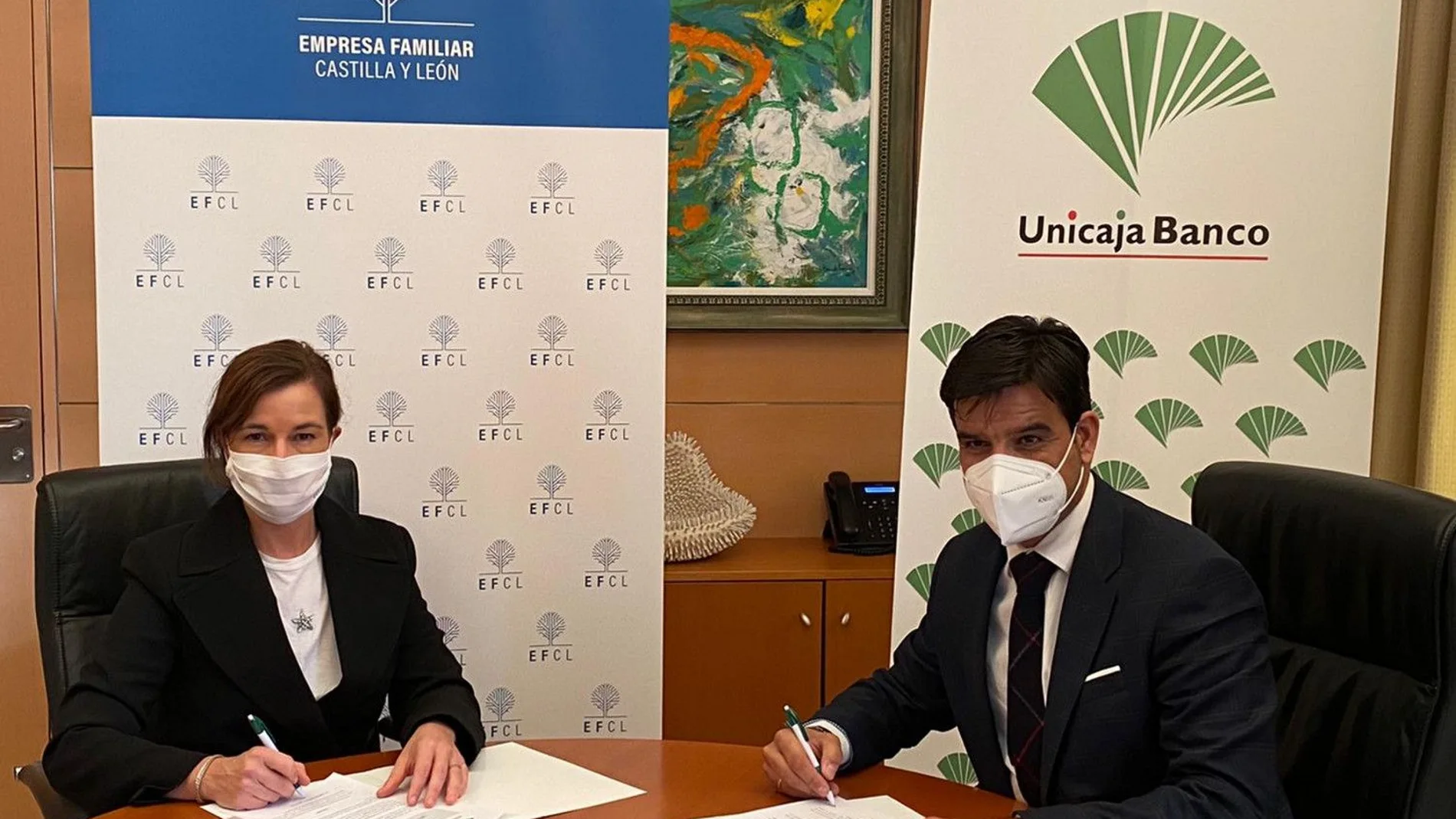 La presidenta de Empresa Familiar Castilla y León, Rocío Hervella, y el Director Territorial de UnicajaBanco en Valladolid, Manuel Rubio, firman el acuerdo