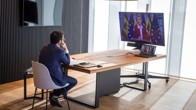 El vicepresidente de la Generalitat en funciones de presidente, Pere Aragonés, durante su participación este lunes en la Conferencia de Presidentes, a la que ha asistido la presidenta de la Comisión Europea, Úrsula Von der Leyen, con quien los responsables autonómicos han analizado el reparto de los fondos europeos de reconstrucción. . EFE/Generalitat/SOLO USO EDITORIAL/NO VENTAS
