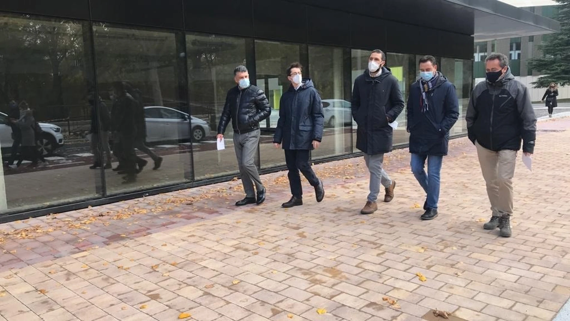 En el centro de la imagen Daniel Garabito, concejal de Fomento, y a su derecha Daniel de la Rosa, alcalde de Burgos, durante la visita a las obras de El Plantio donde ha realizado las declaraciones a los medios de comunicación