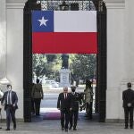 El presidente chileno Sebastián Piñera llega al palacio presidencial de La Moneda, ayer