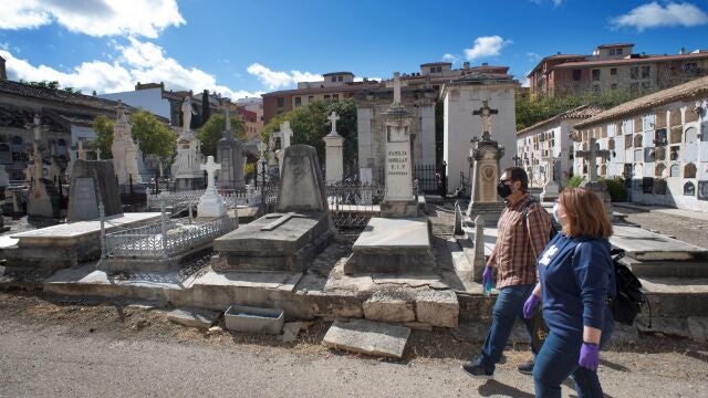 Dos personas visitan el cementerio de San Eufrasio de Jaén, durante la pandemia