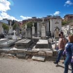 Dos personas visitan el cementerio de San Eufrasio de Jaén, durante la pandemia