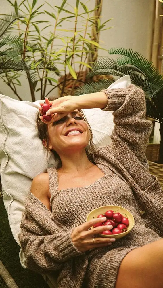 En la imagen, Paula Ordovás disfruta de un bol de fruta.