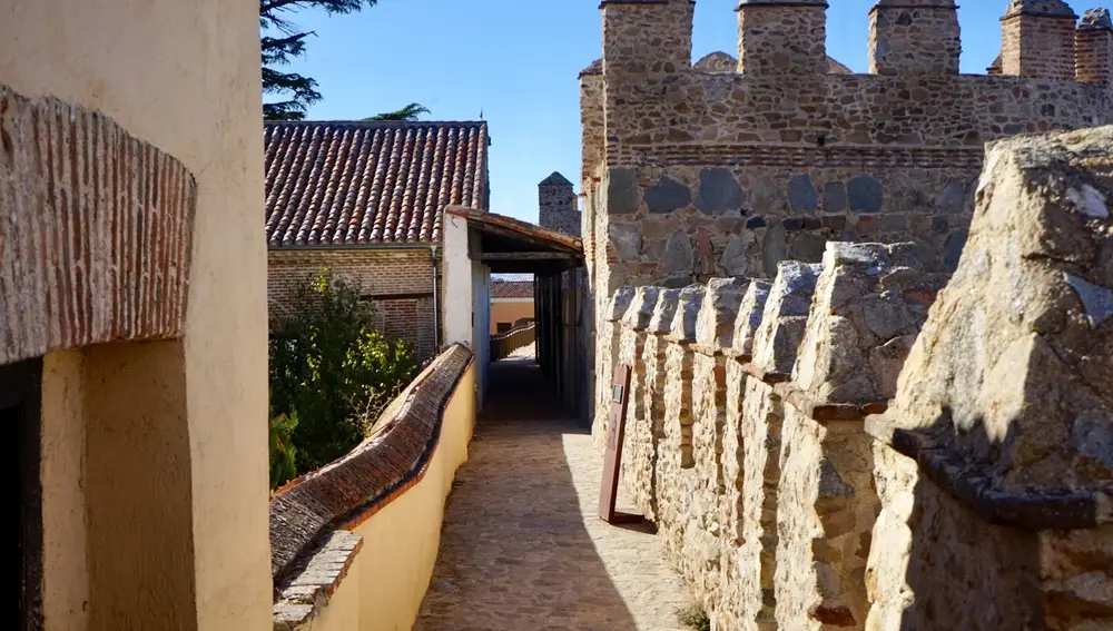 Merece la pena pasear sobre las murallas de Ávila para conocerla en profundidad.