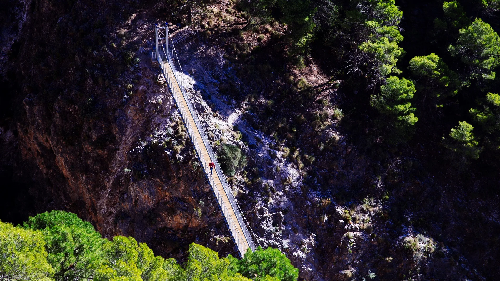 Imagen del Saltillo, uno de los tres puentes colgantes más grandes de España en espacios naturales que ya se conoce como el otro Caminito del Rey, EFE