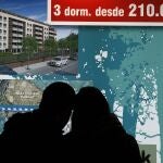 Dos personas observan una oferta de viviendas en uno de los expositores del Salón Inmobiliario de Madrid.