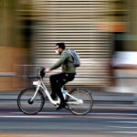 Un hombre circula en bicicleta en la zona básica de salud de Guzmán el Bueno, en el distrito de Chamberí