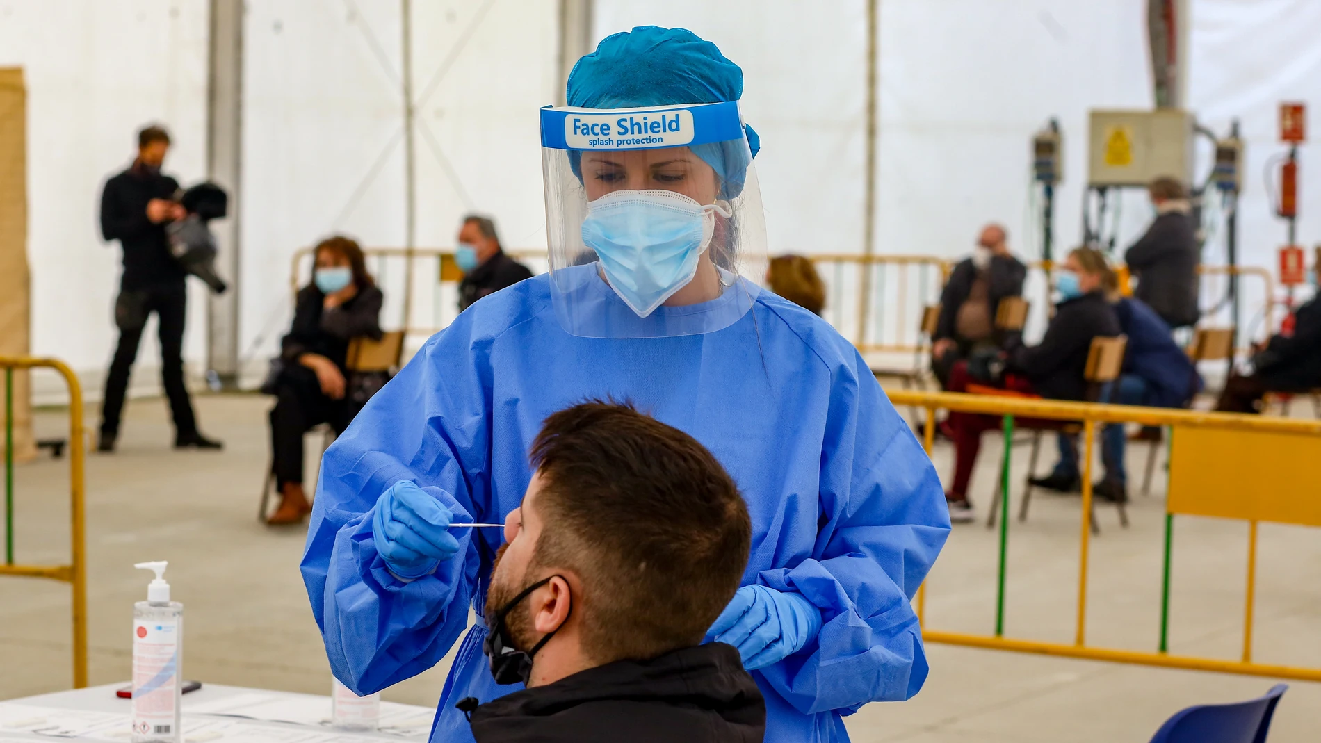Una sanitaria realiza un test de antígenos para la detección del Covid-19 a un paciente en la carpa de la Malvaloca, en la zona básica de Sierra de Guadarrama, en Collado Villalba, Madrid (España)26/10/2020