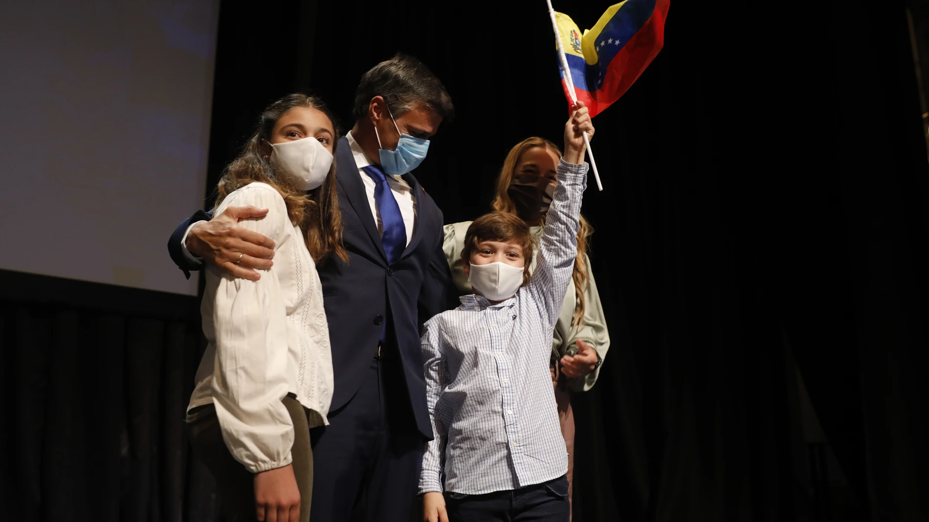 Leopoldo López y su familia en la rueda de prensa en el Circulo de Bellas Artes.