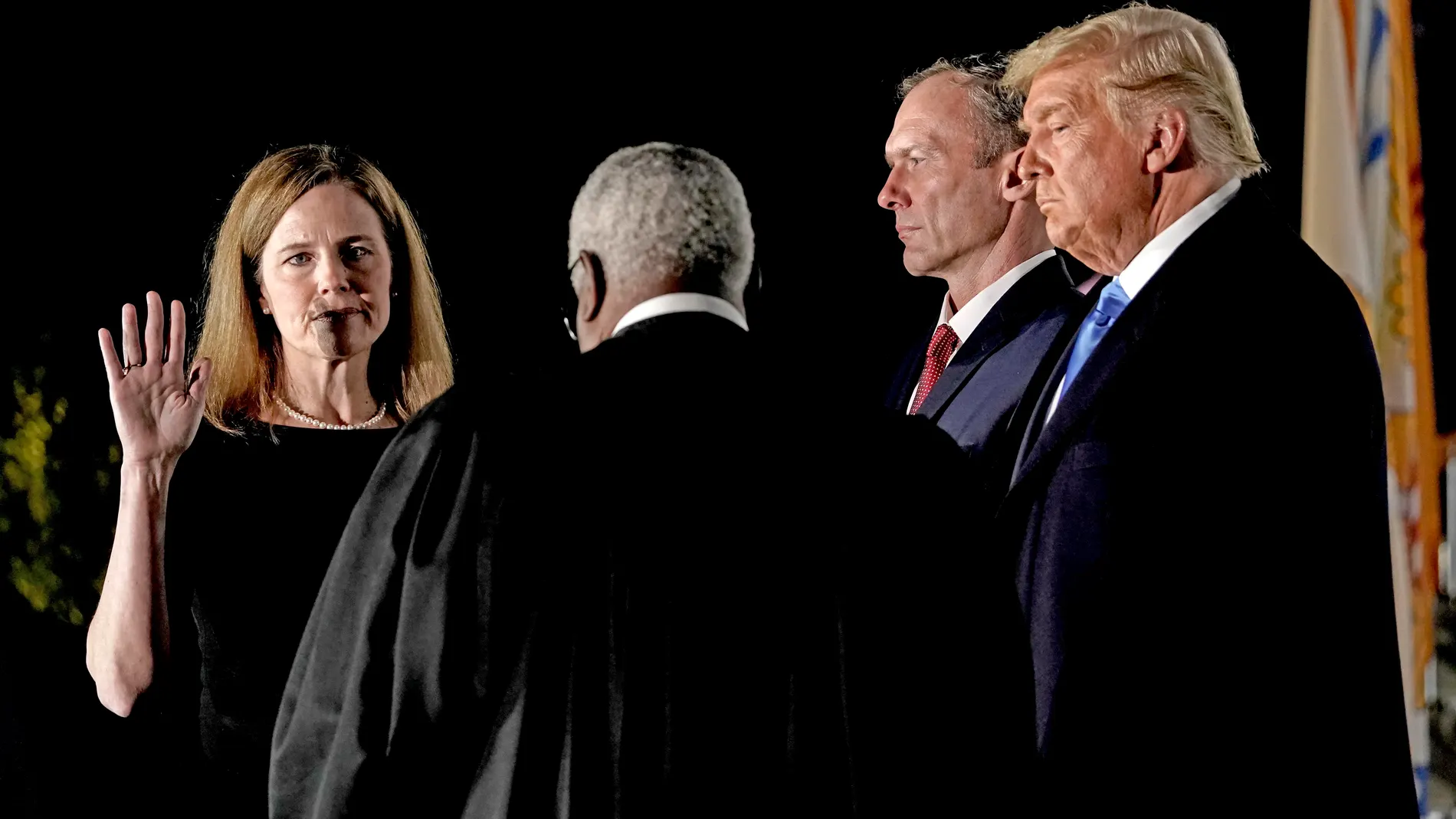 Amy Coney Barrett jura su puesto en la corte suprema de los EE.UU junto al presidente Trump anoche en la Casa Blanca.