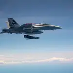 Un caza F-18 de EE UU lanza un misil de largo alcance