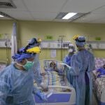 Sanitarios atienden pacientes de covid en un hospital de Caracas