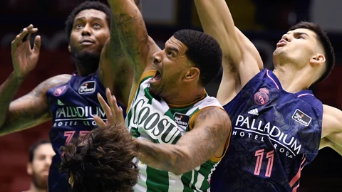 Feldeine intenta anotar ante Vukcevic y Thompkins