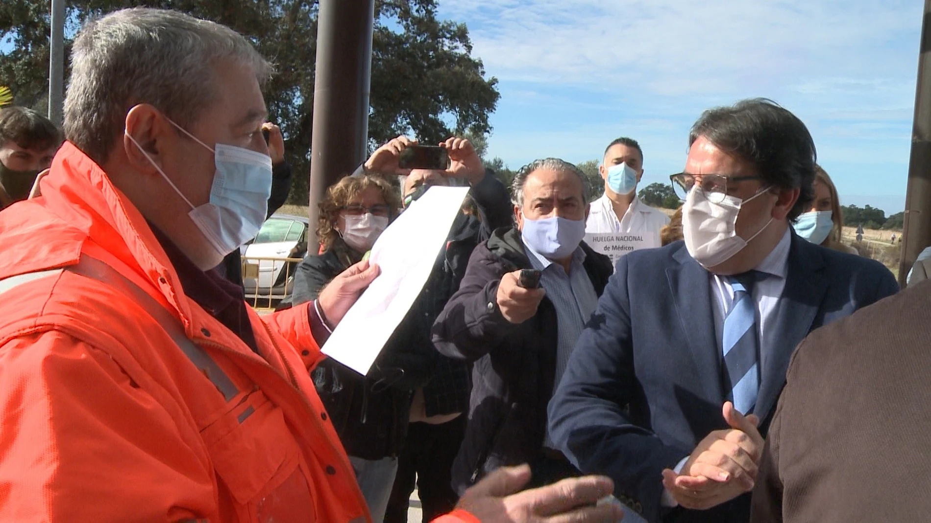 Medicos protestan en Navalmoral durante una visita del consejero Vergeles