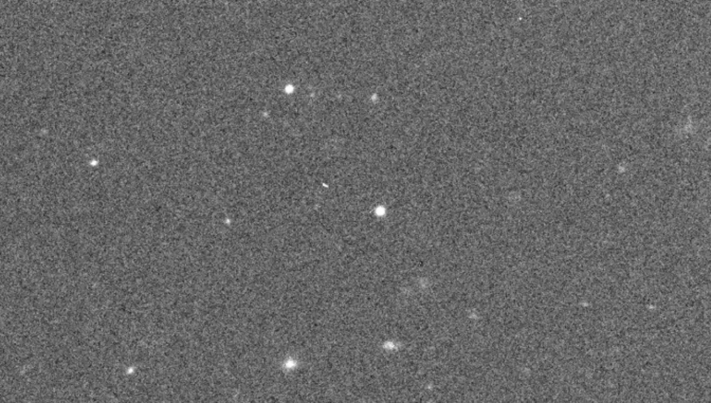 El asteroide Apophis cruza el firmamento. La forma alargada en el centro de la imagen