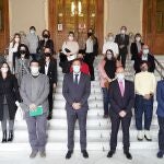 El alcalde de Valladolid, Óscar Puente, junto a los nuevos auxiliares administrativos