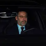 El presidente del FC Barcelona, Josep Maria Bartomeu, llega a la reunión extraordinaria de la junta directiva, en la que decidieron dimitir