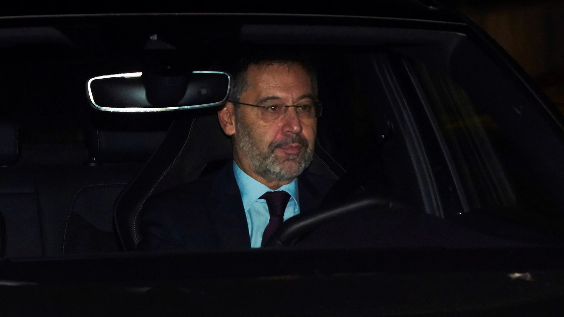 El presidente del FC Barcelona, Josep Maria Bartomeu, llega a la reunión extraordinaria de la junta directiva, en la que decidieron dimitir