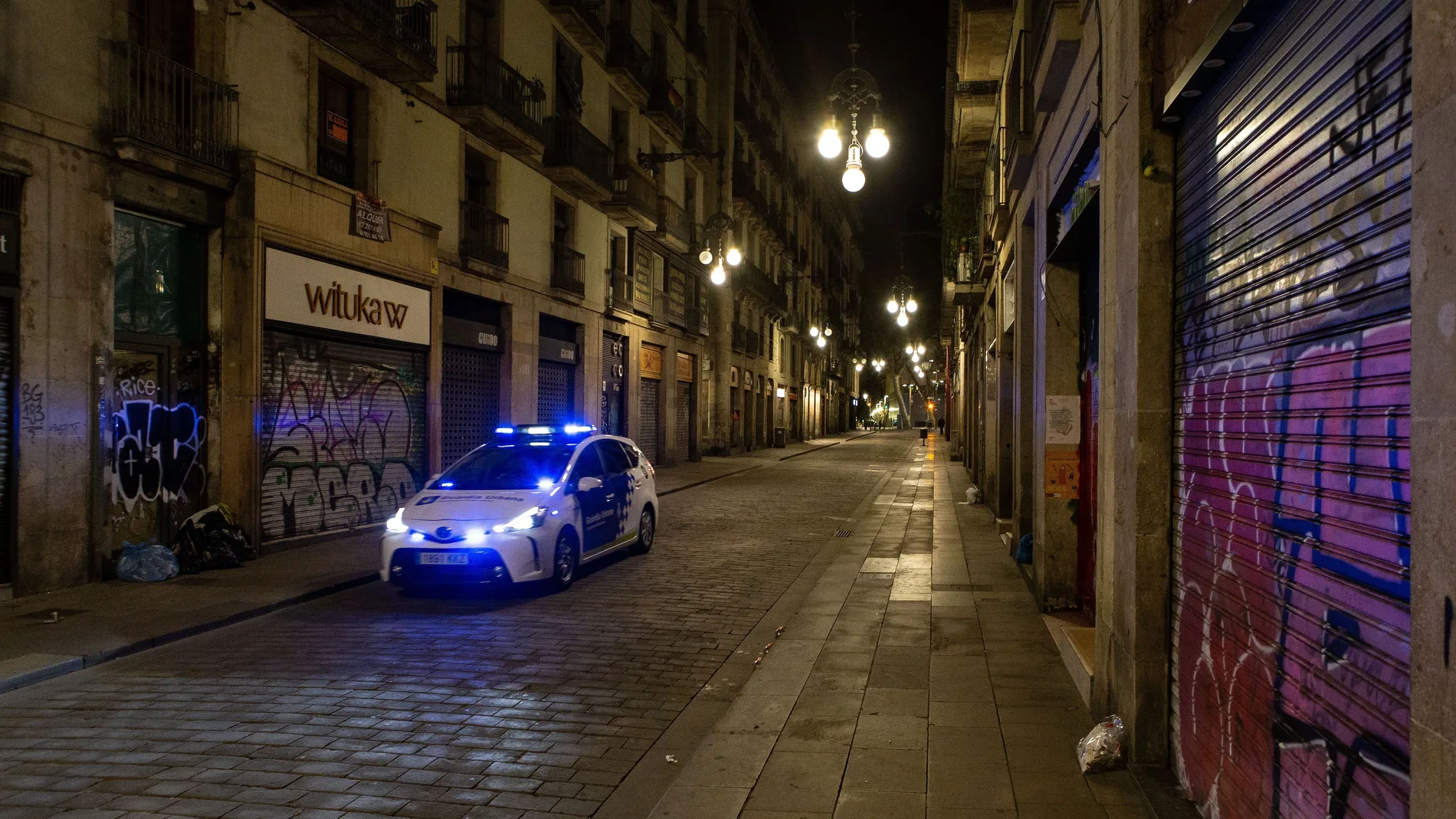 Una patrulla de la Guardia Urbana recorre la Calle Ferran de Barcelona