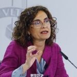 La ministra de Hacienda, María Jesús Montero durante la rueda de prensa tras el Consejo de Ministros celebrada en el Palacio de la Moncloa este martes tras la aprobación del proyecto de Ley de Presupuestos Generales del Estado de 2021