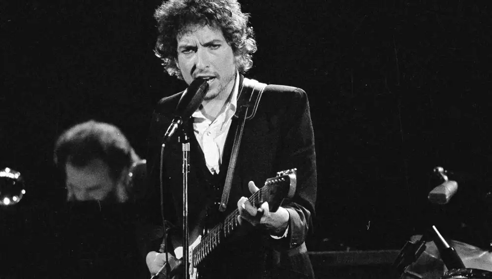 FILE - Musician Bob Dylan performs with The Band at the Forum in Los Angeles on Feb. 15, 1974. Transcripts of lost 1971 Dylan interviews with the late American blues artist Tony Glover and letters the two exchanged reveal that Dylan changed his name from Robert Zimmerman because he worried about anti-Semitism, and that he wrote &quot;Lay Lady Lay&quot; for actress Barbra Streisand. The items are among a trove of Dylan archives being auctioned in November 2020 by Boston-based R.R. Auction. (AP Photo/Jeff Robbins, File)