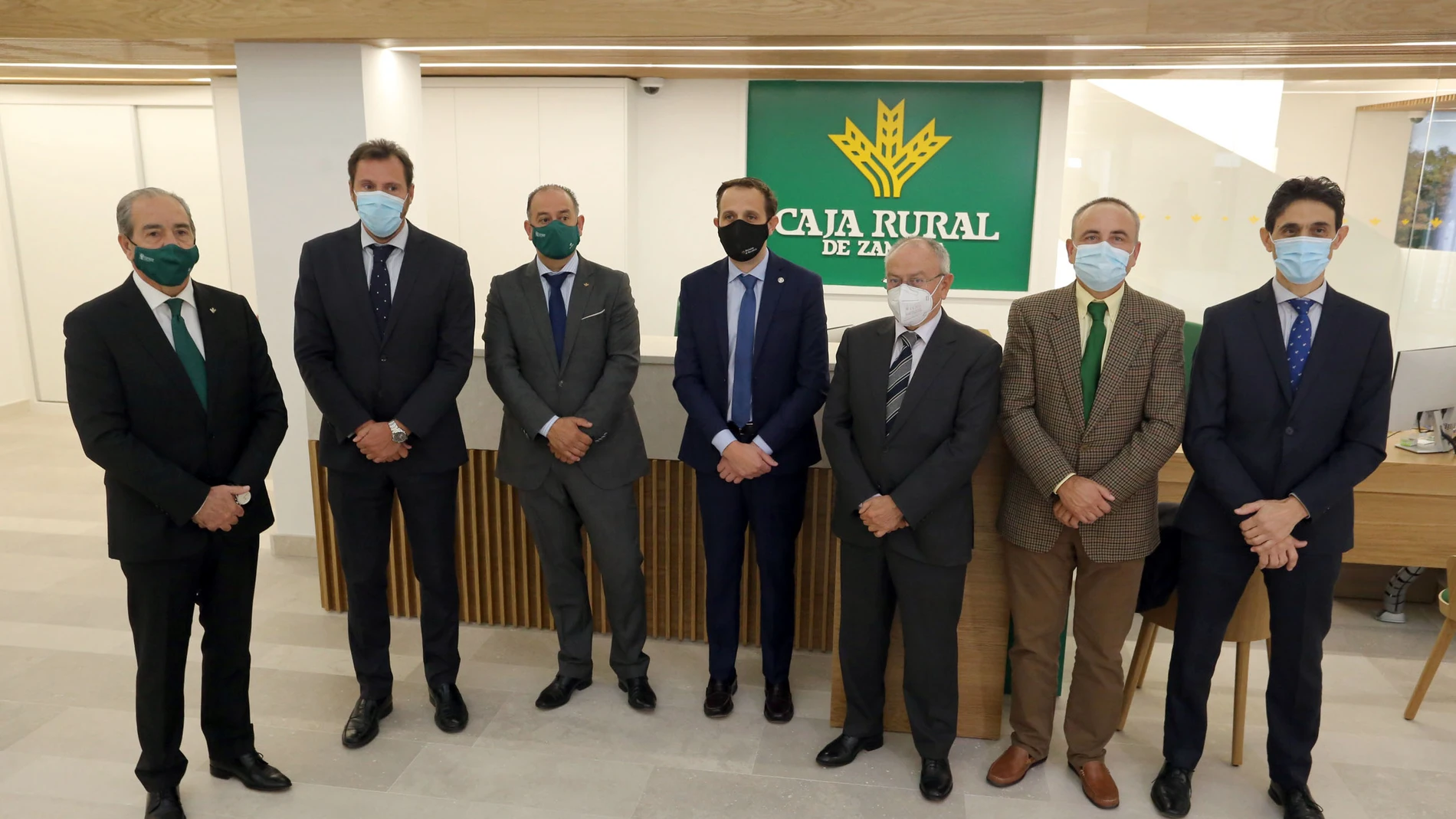 El presidente de Caja Rural de Zamora, Nicanor Santos Rafael, y del director general, Cipriano García Rodríguez, durante la inauguración de su central operativa en Valladolid. Junto a ellos, el alcalde de Valladolid, Óscar Puente, y el presidente de la Diputación vallisoletana, Conrado Íscar