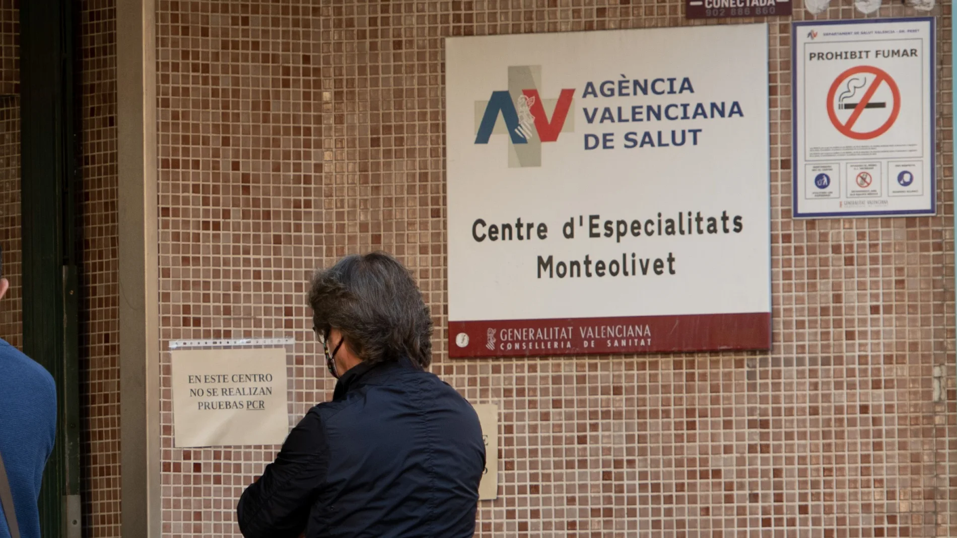 Colas en el centro de especialidades de Monteolivete (Valencia)