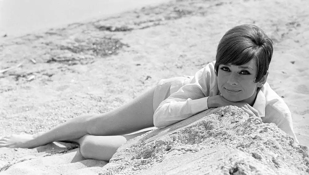 Audrey Hepburn en la playa