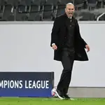 Zidane celebra el empate en el Borussia Moenchengladbach-Real Madrid