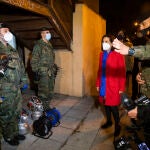 La ministra de Defensa, Margarita Robles, ha visitado hoy a efectivos del Ejército de Tierra durante una desinfección en Madrid
