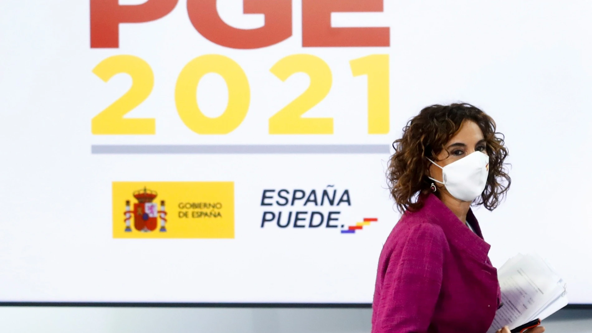 La ministra de Hacienda, María Jesús Montero durante la rueda de prensa tras el Consejo de Ministros celebrada en el Palacio de la Moncloa este martes tras la aprobación del proyecto de Ley de Presupuestos Generales del Estado de 2021.