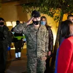 La Ministra de Defensa, Margarita Robles, visitó el martes a los militares que desinfectaron un centro de mayores en Madrid