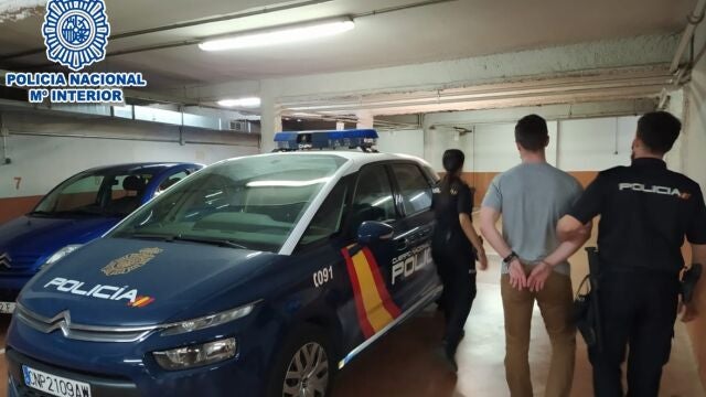 En la imagen, un detenido por la Policía Nacional POLICÍA NACIONAL
