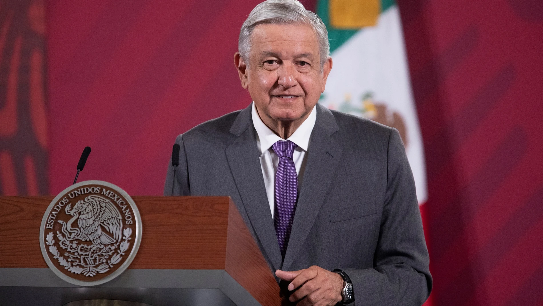 MEX9557. CIUDAD DE MÉXICO (MÉXICO), 27/10/2020.- Fotografía cedida este martes, por la presidencia de México, del presidente de México, Andrés Manuel López Obrador, durante una rueda de prensa matutina en Palacio Nacional de Ciudad de México (México). El Gobierno mexicano decretará tres días de luto nacional por los fallecidos de covid-19 durante las fiestas de Día de Muertos el 31 de octubre, el 1 y 2 de noviembre, anunció este martes el presidente, Andrés Manuel López Obrador. EFE/Presidencia de México/SOLO USO EDITORIAL/NO VENTAS