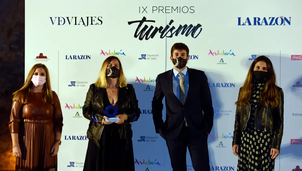 Irene García entregó el galardón a Déborah Casillas, Rafael Casillas y Rocío Moreira