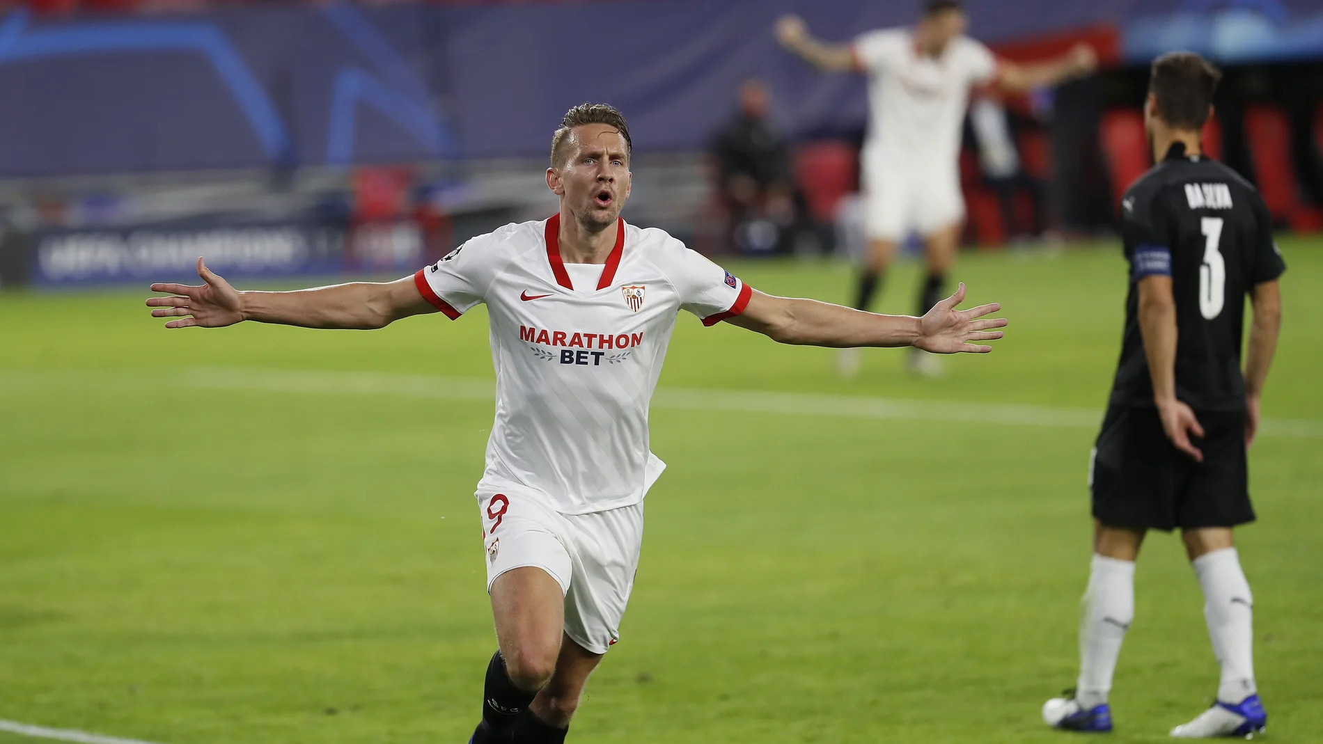 Luuk de Jong celebra su gol al Rennes en el Sánchez Pizjuán