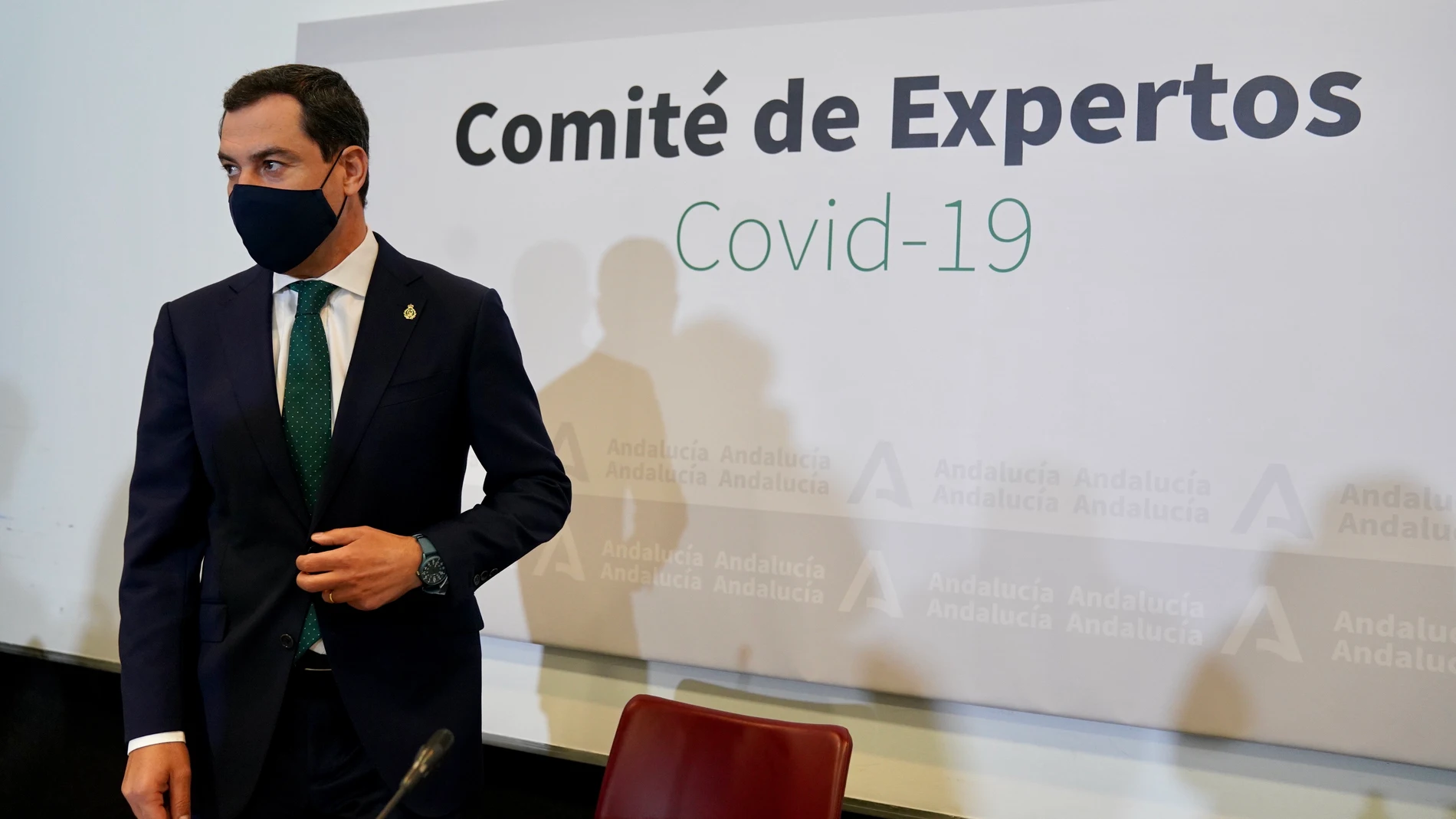 El presidente de la Junta de Andalucía, Juanma Moreno, preside la reunión del Comité de Expertos de COVID-19 pdonde se han decidido las nuevas medidas que aplicará la Junta de Andalucía en la lucha contra la pandemia.